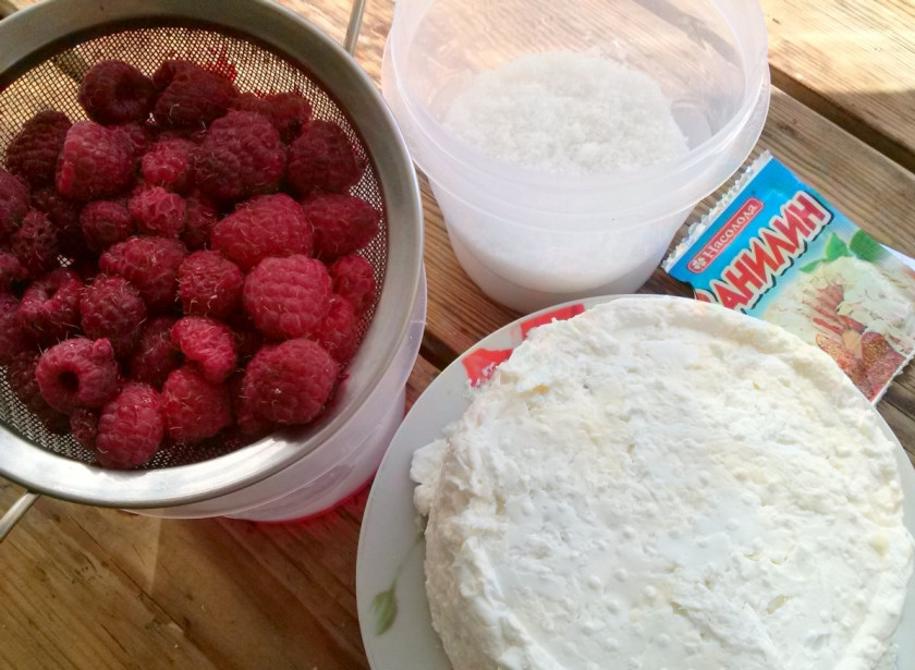 1. Этап. Творожно-малиновый десерт: Подготовьте ингредиенты: свежезамороженную малину заранее достаньте из морозилки. Творог выбирайте мягкий, не сухой (у меня домашний).