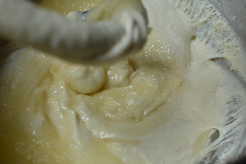 1. Этап. Булочки московские: Вливаем смесь в тесто, еще немного вымешиваем.