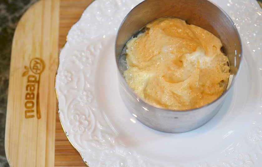 1. Этап. Новогодний салат Королевский: В форму для формирования салата первым слоем выложите натёртый картофель и немного заправки.