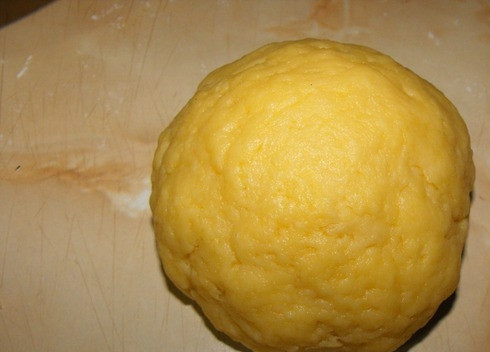 1. Этап. Заливной пирог с вишней: Вначале замесите тесто. Смешайте сметану, сахарную пудру, 220 г. муки и разрыхлитель. Сделайте колобок из теста.