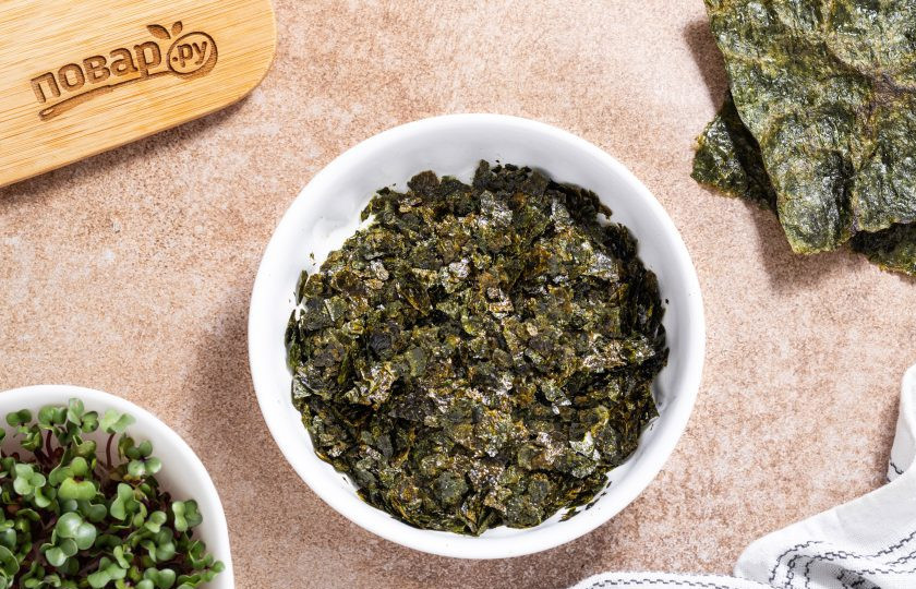 1. Этап. Фурикакэ: Обжаренные листы нори измельчите руками в крупную крошку. Можно также порезать их ножницами на маленькие кусочки.