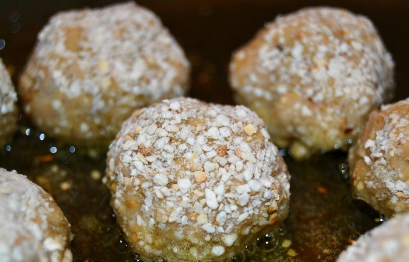 1. Этап. Рыбные шарики: 5. Нагрейте сковороду с оливковым маслом на среднем огне и обжаривайте до золотисто-коричневого цвета с каждой стороны.