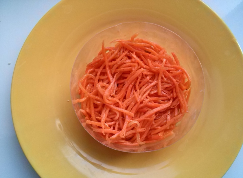 1. Этап. Салат с корейской морковкой: 2-й слой: корейская морковь.