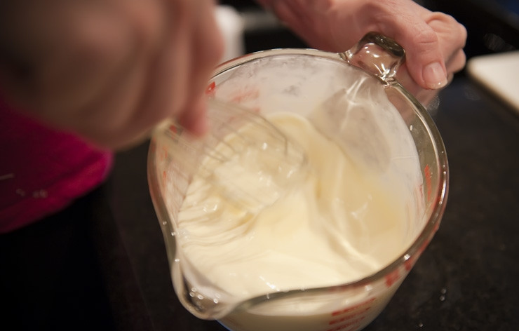 1. Этап. Карбонара со сливками: В отдельную посуду выливаем сливки, туда же разбиваем яйца и хорошенько взбиваем венчиком.