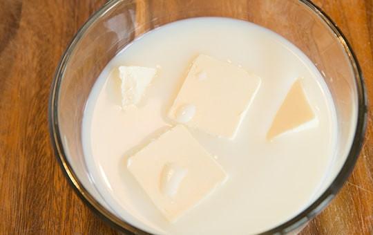 1. Этап. Булочки, как пух: 2. В отдельной емкости смешайте воду, молоко и масло. Поставьте в микроволновую печь и нагрейте до температуры 115 градусов, по времени это 1,5-2 минуты (масло должно растопиться).