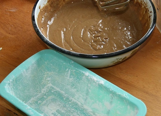 1. Этап. Кофейный кекс: 6. Смажьте форму маслом, присыпьте её мукой.