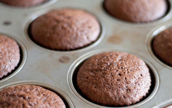 1. Этап. Кофейные маффины с карамелью и взбитыми сливками: 3. Выложить 2 столовые ложки теста в каждый бумажный вкладыш. Выпекать в течение 20-23 минут, пока зубочистка, вставленная в центр, не будет выходить с несколькими крошками. Дать полностью остыть.