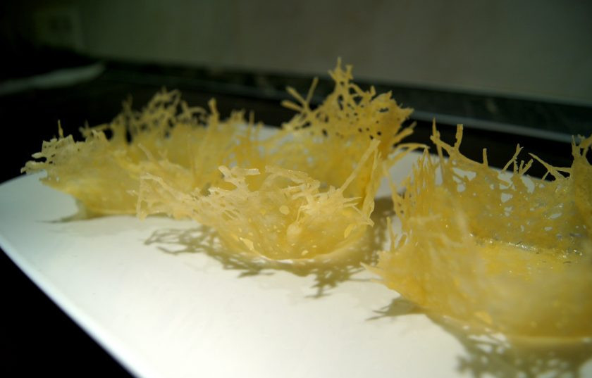 1. Этап. Сырная тарелочка: Готовые сырные корзинки можно наполнить любой начинкой. Прекрасно подойдет рикотта с зеленью или же любые салаты на ваше усмотрение.