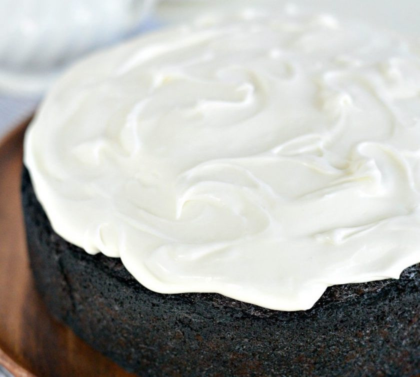 1. Этап. Шоколадный пирог на пиве: Пока пирог остывает, взбейте вместе сыр с молоком и сахарной пудрой. Покройте кремом пирог. Приятного чаепития!