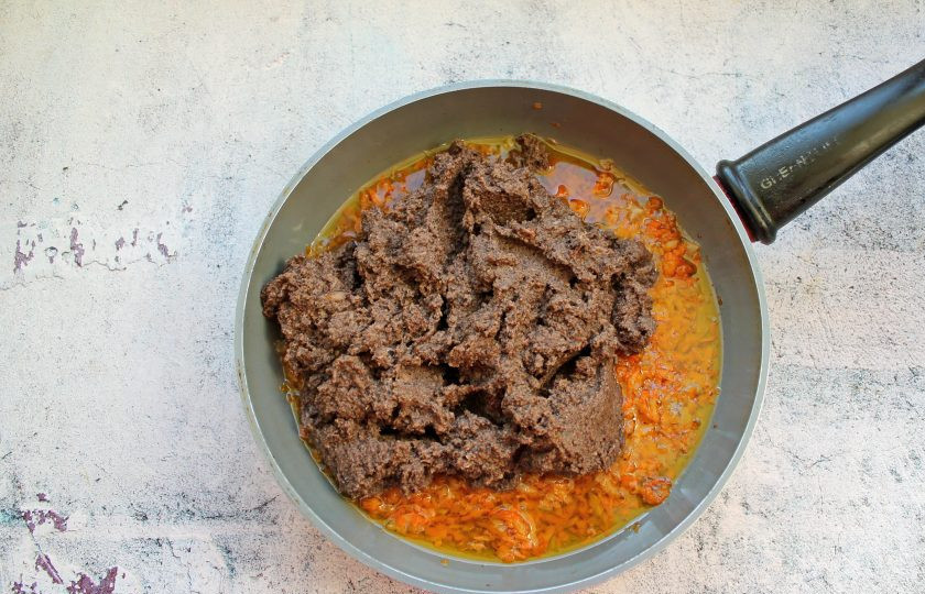 1. Этап. Икра из груздей на зиму: Отварные грузди измельчите в мясорубке или при помощи блендера. Выложите грибы к обжаренным овощам.