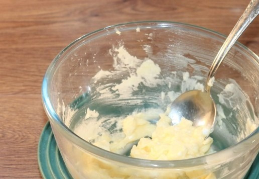 1. Этап. Шоколадное печенье с черешней на сгущенке: 4. Приготовим тесто. Размягченный маргарин (или сливочное масло 50 г) растираем с сахарной пудрой (30 г)