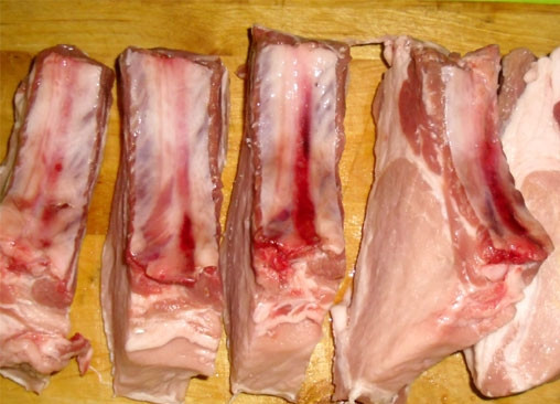 1. Этап. Шашлык из ребрышек: Мясо нарезать вдоль ребер.