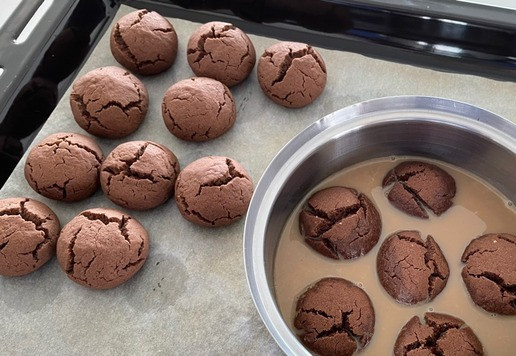 1. Этап. Шоколадно-кофейное печенье: Даем остыть 3 минуты, чтобы можно было взять в руки, и каждое печенье окунаем в пропитку. В течении 30-40 секунд несколько раз переворачиваем.