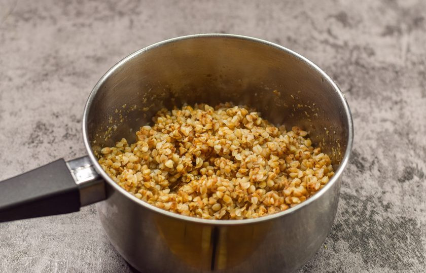 1. Этап. Гречка с соусом Болоньезе: Гречневую крупу переложите в кастрюлю, залейте водой и посолите. Варите кашу до готовности — 20-25 минут.