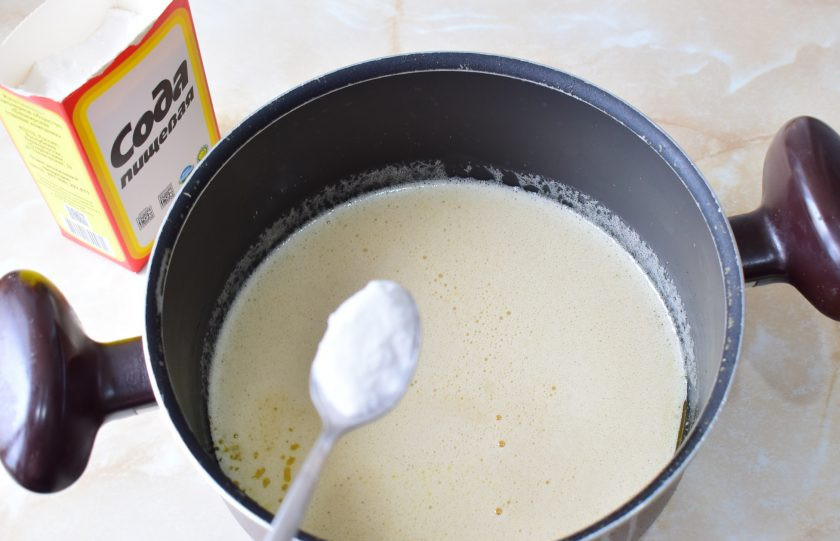 1. Этап. Медовик с клубникой и сметанным кремом: Соедините яичную массу с медовой (не горячей!). Все верните на огонь и доведите до кипения. Вмешайте соду.