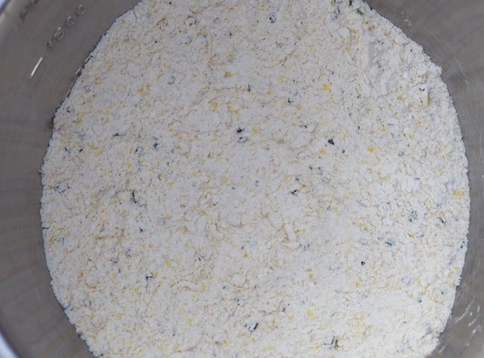 1. Этап. Лимонный пирог с глазурью: 2. Смешайте в миске пшеничную и кукурузную муку, 1 ложку лимонной цедры, разрыхлитель и соль.