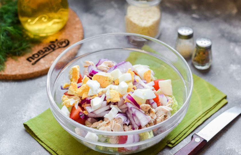 1. Этап. Салат с курицей и пекинской капустой: Отварите куриное яйцо в течение 10 минут, очистите. Нарежьте яйцо кубиками и добавьте в салат.
