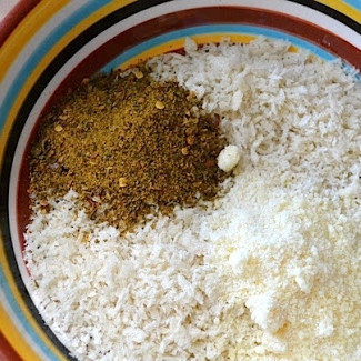 1. Этап. Цуккини фри: Сделаем панировку: смешаем панировочные сухари, пармезан и итальянские специи.