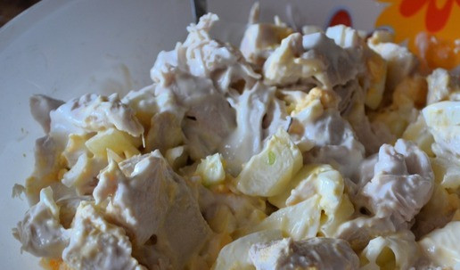 1. Этап. Салат Гнездо глухаря диетический: Смешать курицу, куриные яйца, лук и йогурт.