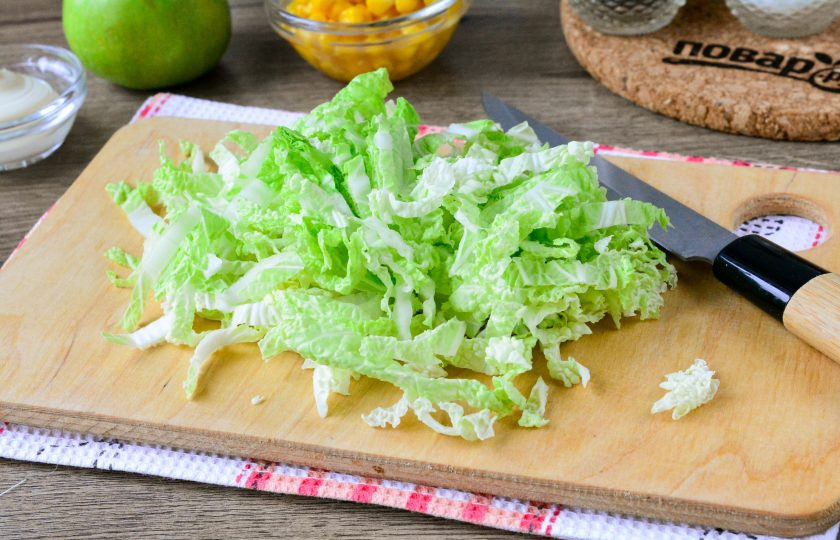 1. Этап. Салат Анжелика: Нашинкуйте (нарежьте) пекинскую капусту.