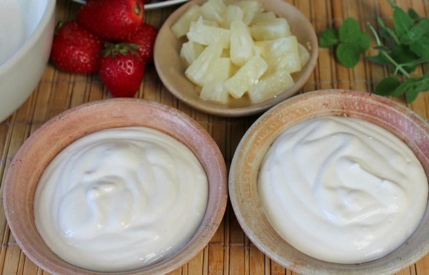 1. Этап. Десерт Нежность: Творожный крем насыпаем в порционные десертницы.