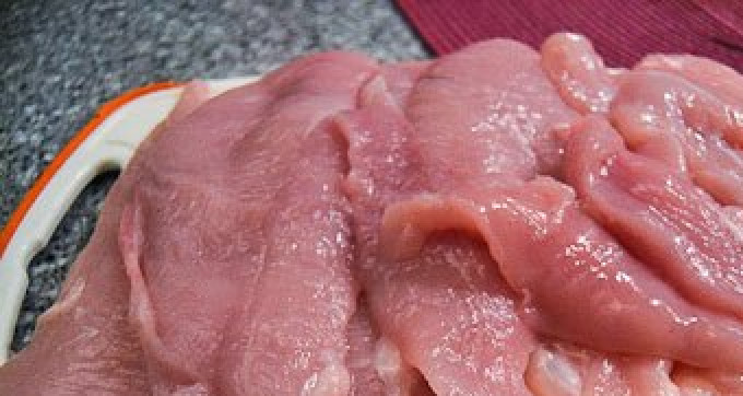 1. Этап. Шницель по-чешски: Куриное филе разрезаем вдоль пополам.