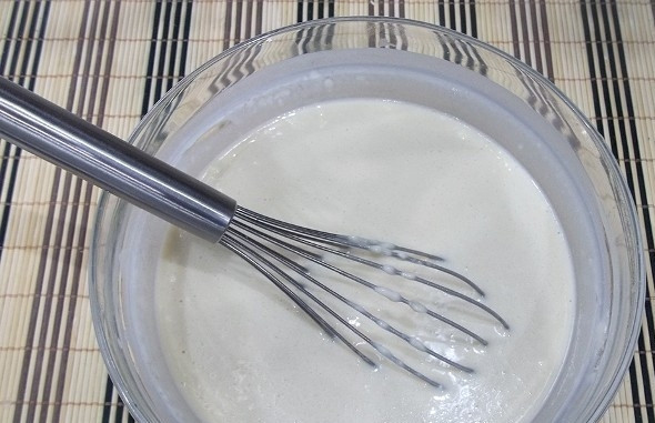 1. Этап. Блины на пиве тонкие: Замешайте однородное тесто венчиком или блендером.