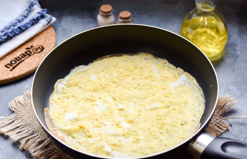 1. Этап. Рецепт завтрака из яиц: Сковороду разогрейте и смажьте слегка растительным маслом, влейте в сковороду половину яичной смеси, жарьте с каждой стороны по 30 секунд.