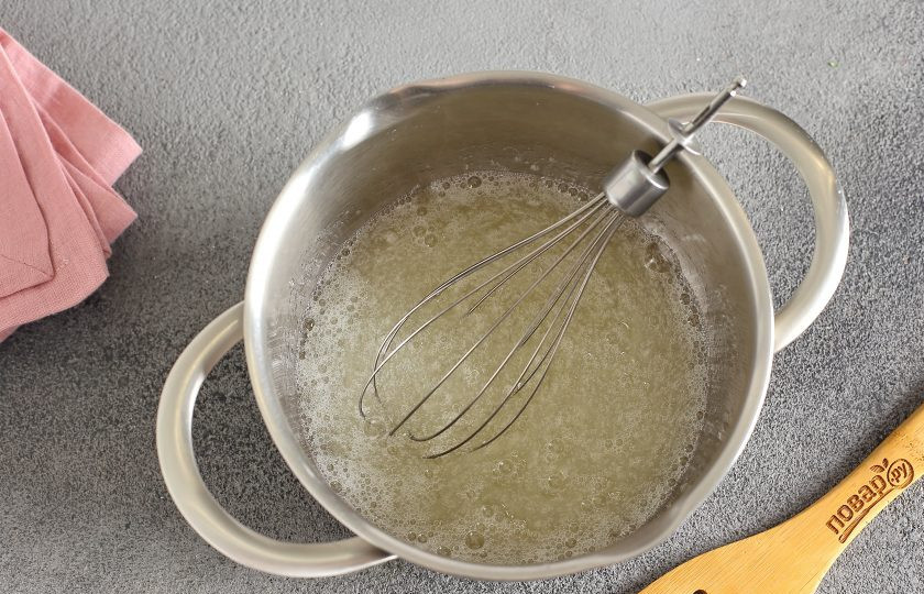 1. Этап. Блинный торт для диабетиков: Добавьте воду.