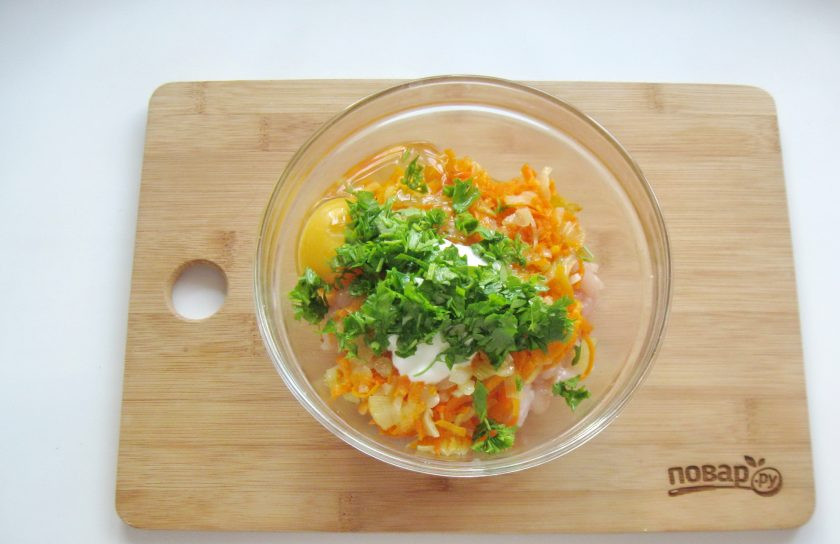 1. Этап. Куриные оладьи с морковью: Добавьте нарезанную петрушку.