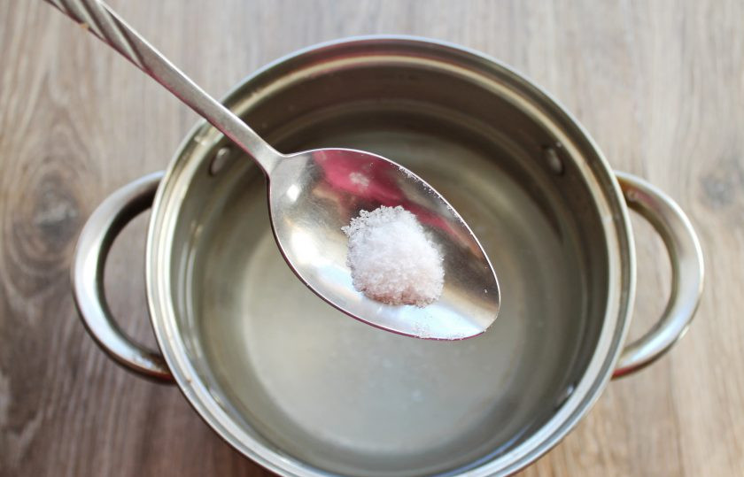 1. Этап. Моченая антоновка в домашних условиях: Добавьте в кастрюлю соль, поставьте на средний огонь и доведите до кипения. Варите маринад в течение 3 минут.