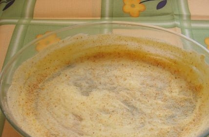 1. Этап. Творожная запеканка на Пасху: Теперь смазываем форму для запекания размягченным сливочным маслом, затем присыпаем ее панировочными сухарями.