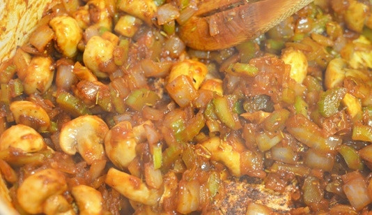 1. Этап. Рецепт вкусного мясного пирога: Затем добавьте специи и томатную пасту. Хорошо все перемешайте и добавьте обжаренное мясо.