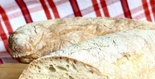 1. Этап. Быстрые багеты: Дать хоть немного остыть, если выдержите! Тонкая, хрустящая корочка и нежный, воздушный мякиш! И даже на следующий день хлеб мягкий и не резиновый!