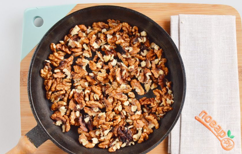 1. Этап. Закуска под коньяк: В сухой сковороде обжарьте орехи до появления легкого аромата и небольшого изменения цвета. Остудите.