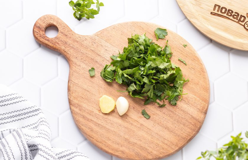 1. Этап. Холодный суп из огурцов и кокосового молока: Зелень помойте, обсушите и крупно нарежьте, чтобы ее проще было измельчать. Зубчик чеснока очистите от шелухи, а с кусочка корня имбиря соскоблите коричневую кожуру.