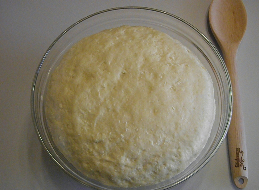 1. Этап. Творожные булочки в сметанной заливке: Как только тесто увеличится в 3-4 раза, значит оно готово к формированию булочек.