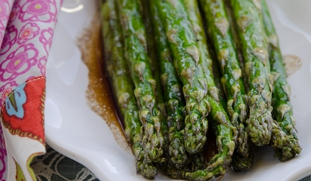 1. Этап. Жареная спаржа с бальзамическим уксусом: 4. Выньте спаржу на тарелку. Хрустящая закуска готова.