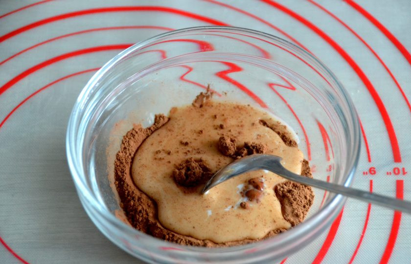 1. Этап. Саксонское печенье: Смешайте 2 ст. ложки молока и какао-порошка.