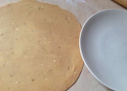 1. Этап. Детский торт своими руками: И раскатываем тонкие коржи диаметром 25-26 см.