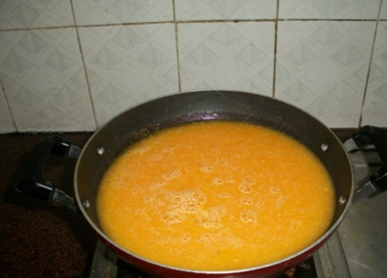 1. Этап. Апельсиновое варенье: 2. Перелейте сок в сковороду или в кастрюлю, отправьте на огонь.
