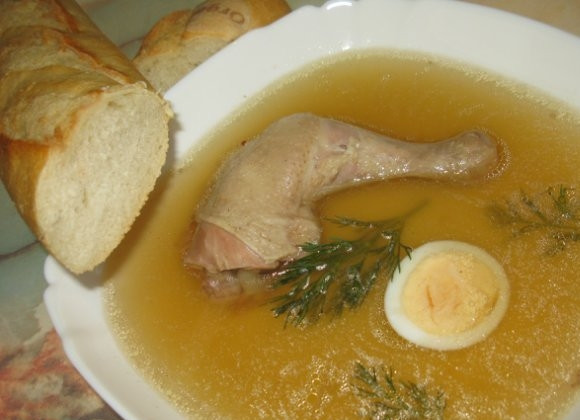 1. Этап. Легкий куриный супчик: Перед подачей вы можете снять мясо с нескольких кусков курицы и отправить их в бульон. А можете положить в тарелку целый кусок мяса, немного овощей и залить это бульоном. Также для подачи хорошо использовать половинку отваренного вкрутую яйца.