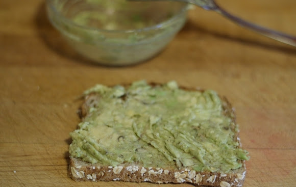 1. Этап. Тост с авокадо и яйцом: 5. Выложите на него авокадо.