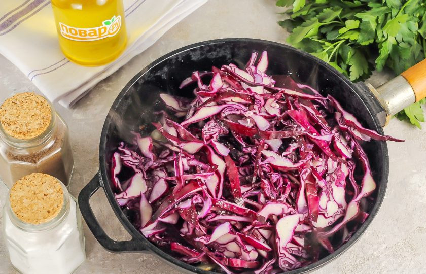1. Этап. Утка по-чешски: Пока лук обжаривается, нарежьте красную капусту не тонкими лентами. Добавьте в сковороду и перемешайте. Влейте 50 мл. горячей воды, всыпьте 2 щепотки соли и потушите все на умеренном нагреве примерно 15 минут до мягкости капустной нарезки. Желательно накрыть сковороду крышкой при тушении.