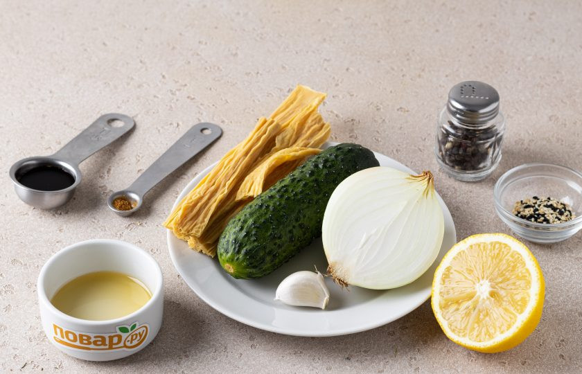 1. Этап. Салат из соевой спаржи с огурцом: Подготовьте все ингредиенты.