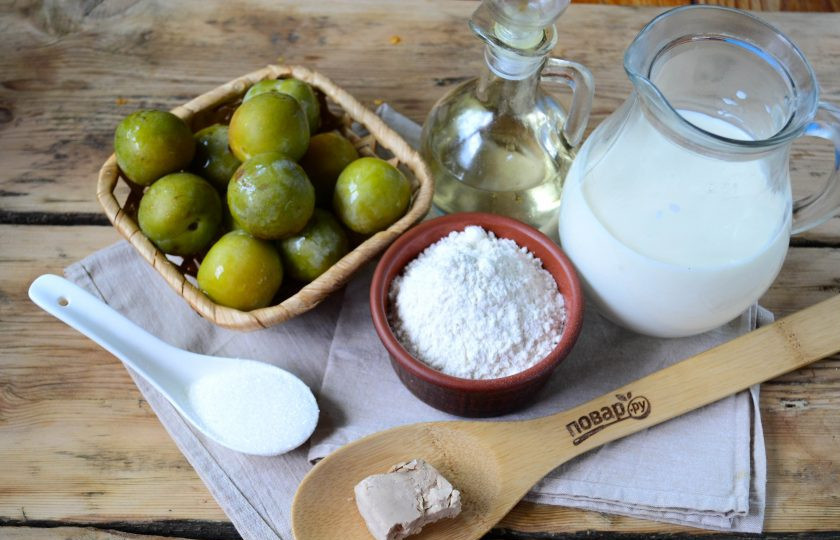 1. Этап. Пирожки со сливой на сковороде: Подготовьте все необходимые ингредиенты. Сливу можете использовать любую, у меня очень сладкая, поэтому сахара к ней я почти не добавляю, а вот если слива кисловатая, то придется добавить к ней несколько ложек сахара.