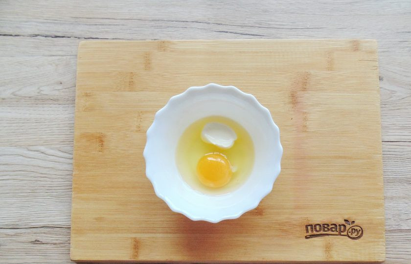 1. Этап. Салат с омлетом и яблоком: В мисочку разбейте яйцо, добавьте чайную ложку майонеза и слегка посолите.