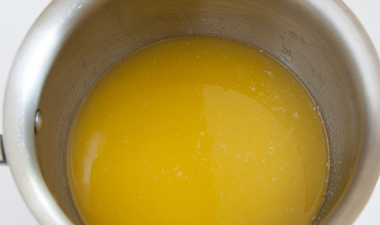 1. Этап. Песочное печенье Аленка в пеленке: Разогрейте духовку до 180 градусов. Растопите масло в микроволновой печи или в сотейнике на слабом огне.