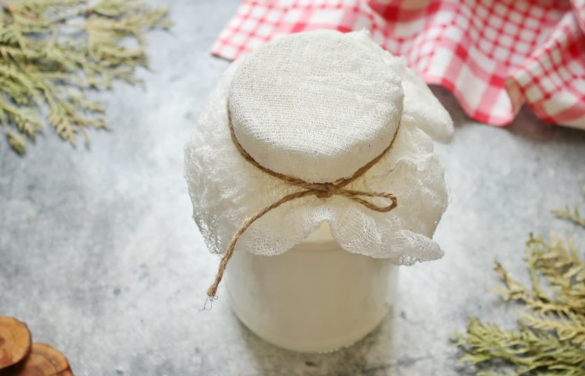 1. Этап. Вкусная густая домашняя сметана: Молоко перелейте в чистую, сухую банку, накройте чистой марлей и обвяжите бечевкой. Уберите банку в темное, теплое место на двое суток. Молоко должно скваситься. За это время молоко не мешаем, не трясем, чтобы сметанная часть стабилизировалась.