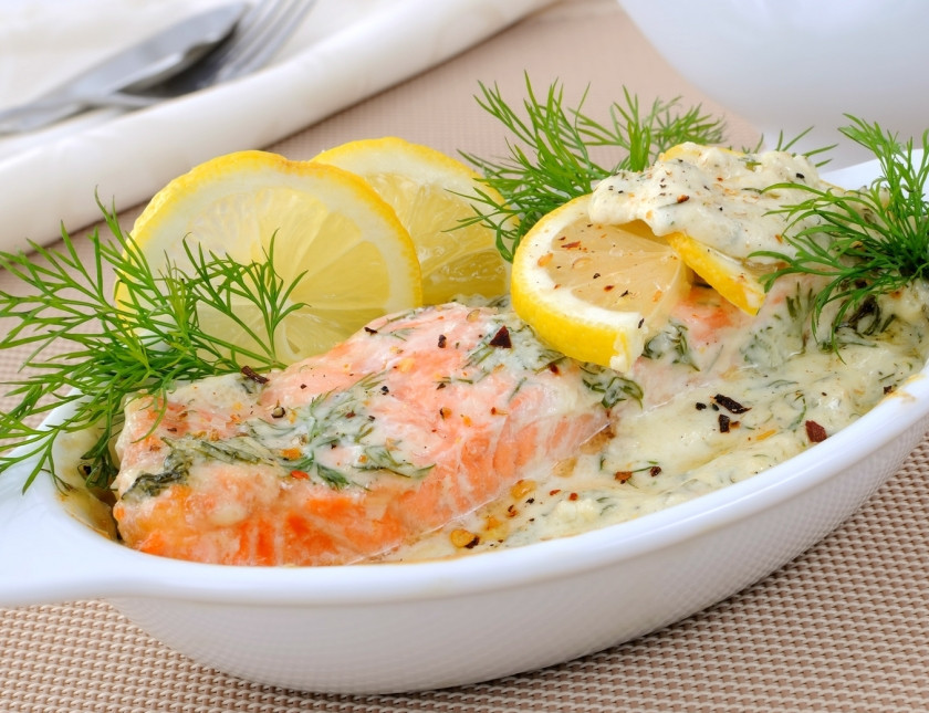 1. Этап. Красная рыба в сливочном соусе в духовке: Красная рыба готовится быстро. За полчаса в духовке она уже должна приготовиться, но я всегда жду еще немного для верности. Люблю рыбку подпекать. Готовые кусочки выкладываем в тарелочки и поливаем сливочным соусом из противня. Нарезаем лимончик и свежий укропчик. Красная рыба в сливочном соусе готова. Угощайтесь!